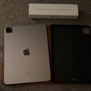 Apple iPad Pro 11 inch / 4th Generation
with Tan Case and Apple Pencil